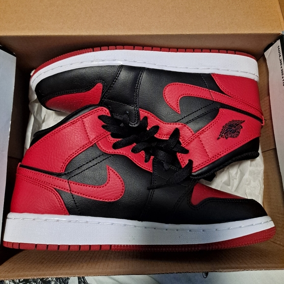 ***SOLD*** Jordan 1 Mid 'Banned' - Picture 2 of 11